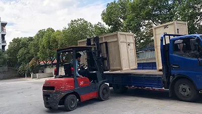 تحميل الشاحنات وإرسالها