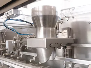 ماكينة تعبئة الأكياس الجاهزة مع وحدة تغذية أكياس آلية، ذات فوهة تعبئة واحدة