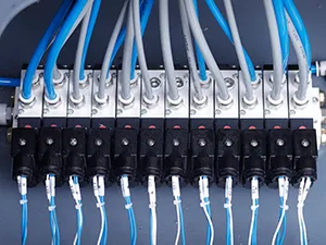 ماكينة تعبئة أكياس سحاب رول ستوك بمحرك سيرفو ذات فوهتين