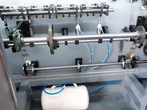 ماكينة تعبئة أكياس رول ستوك جاهزة ذات أشكال خاصة بأربع فوهات